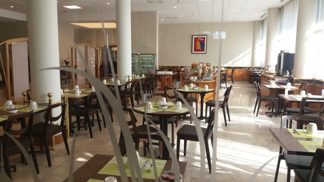 Hotel Logis Lyon Est Porte De L'ain 4*