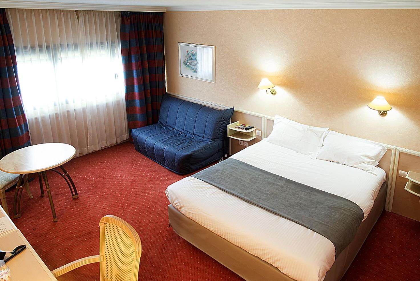 Hotel Logis Lyon Est Porte De L'ain 4*