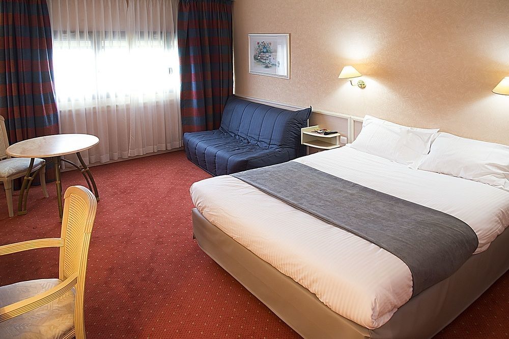 Hotel Logis Lyon Est Porte De L'ain 4*